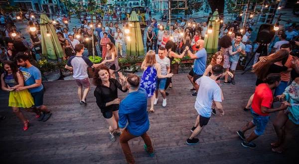 Lviv, Ukrayna-4 Ağustos 2018: Lviv pazar meydanında Diana Çeşmesi yakınında açık kafede salsa dansçıları