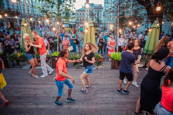 Lviv Oekraïne Augustus 2018 Salsa Dansers Outdoor Cafe Buurt Van — Stockfoto