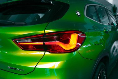  yeşil BMW arka yüzüne