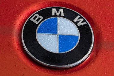 BMW logo kırmızı zemin üzerine