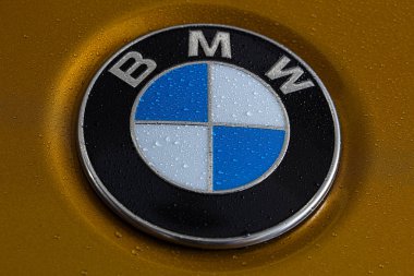 Altın arka plan üzerinde BMW logo