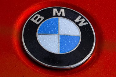 BMW logo kırmızı zemin üzerine