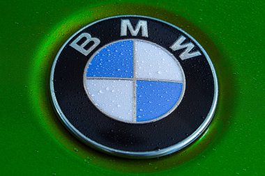 BMW logo yeşil zemin üzerine