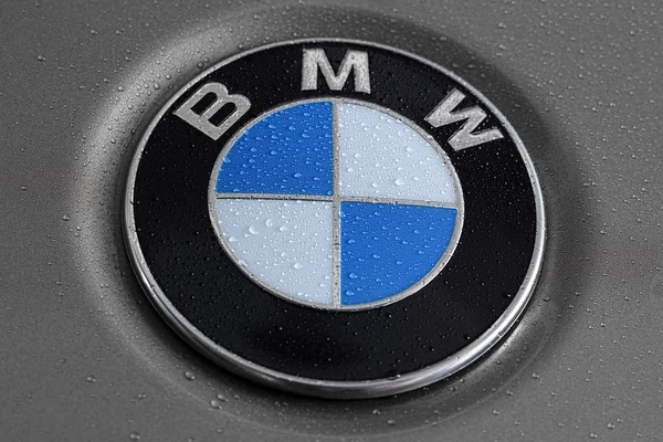 BMW logo gri arka plan üzerinde
