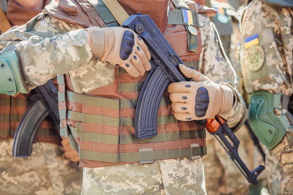 Silahlı askerlere yakın çekim