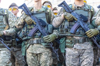 Silahlı askerlere yakın çekim