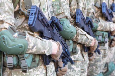 Silahlı askerlere yakın çekim