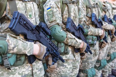 Silahlı askerlere yakın çekim