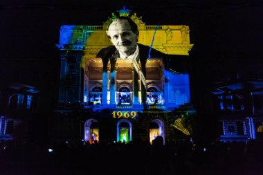 Lviv, Ukrayna - 18 Ekim 2018: 3d maping Ivan Franko Ulusal Üniversitesi, Zunr (Batı Ukrayna Halk Cumhuriyeti 100 yıldönümü için adanmış Lviv üzerinde)