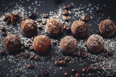 Kayrak tepsi çikolata truffles
