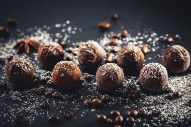 Kayrak tepsi çikolata truffles
