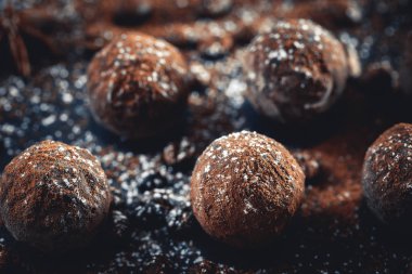 Kayrak tepsi çikolata truffles