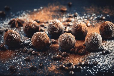 Kayrak tepsi çikolata truffles