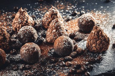 Kayrak tepsi çikolata truffles