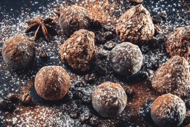 Kayrak tepsi çikolata truffles