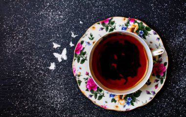 Porselen bardakta çay üstten görünüm kayrak tepsi 