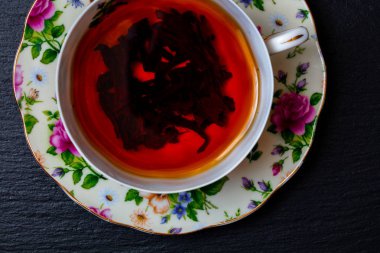 Porselen bardakta çay üstten görünüm kayrak tepsi 