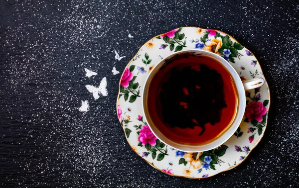 Porselen bardakta çay üstten görünüm kayrak tepsi 