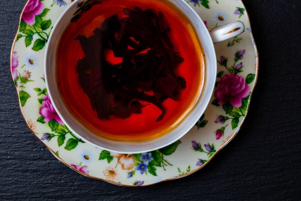 Porselen bardakta çay üstten görünüm kayrak tepsi 