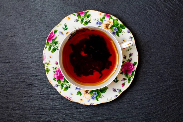 Porselen bardakta çay üstten görünüm kayrak tepsi 