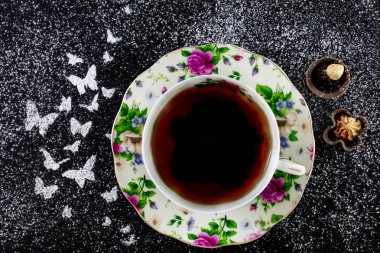 Porselen bardakta çay üstten görünüm kayrak tepsi 