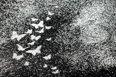 şeker tozu kayrak tepsi üzerinde yapılan kelebekler