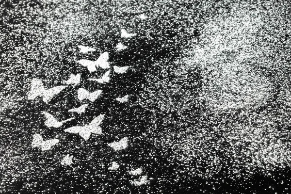 şeker tozu kayrak tepsi üzerinde yapılan kelebekler