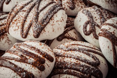Meringues chocoate arduvaz tepsi ile