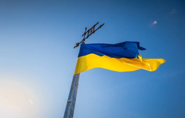 Gökyüzü arka planında Ukrayna bayrağı