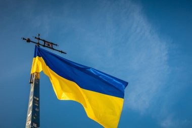 Gökyüzü arka planında Ukrayna bayrağı