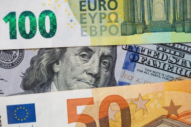 Benjamin Franklin Avro banknotlarını dikizliyor