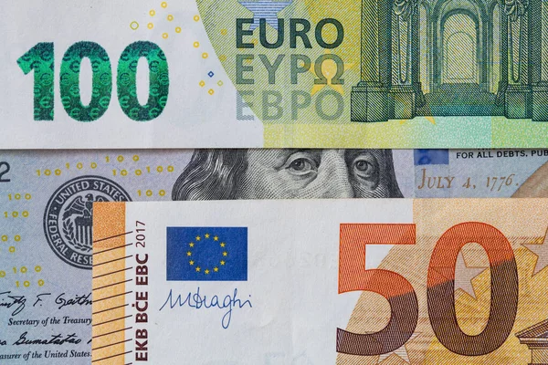 Benjamin Franklin Belepillant Eurobankjegyekbe — Stock Fotó