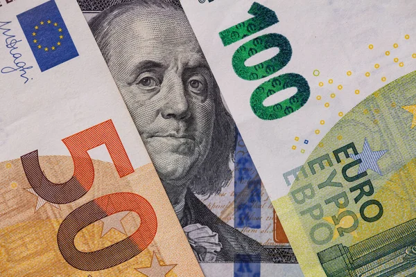 Benjamin Franklin Belepillant Eurobankjegyekbe — Stock Fotó