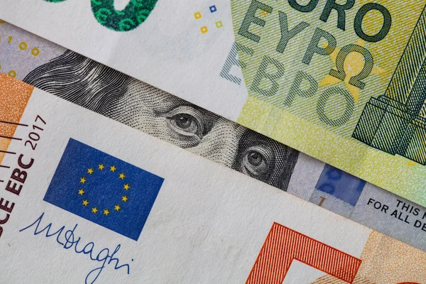 Benjamin Franklin Sbircia Attraverso Banconote Euro — Foto Stock