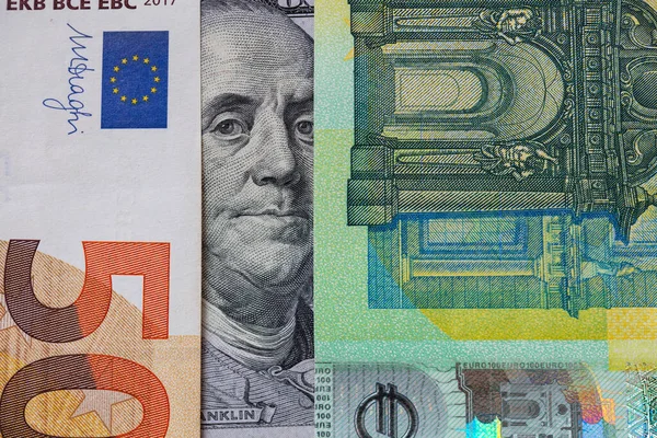 Benjamin Franklin Zaglądający Przez Banknoty Euro — Zdjęcie stockowe