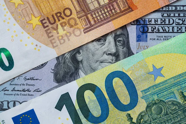 Benjamin Franklin Sbircia Attraverso Banconote Euro — Foto Stock