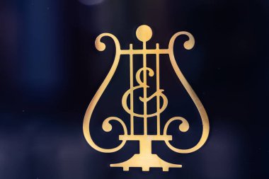 Siyah piyanoda Steinway & Sons logosu