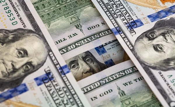Benjamin Franklin Mirando Través Billetes 100 Dólares — Foto de Stock