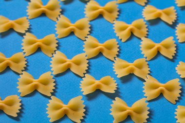 mavi arkaplanda farfalle makarna 
