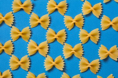 mavi arkaplanda farfalle makarna 