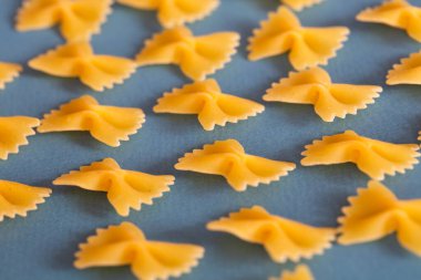 mavi arkaplanda farfalle makarna 