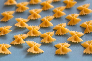 mavi arkaplanda farfalle makarna 