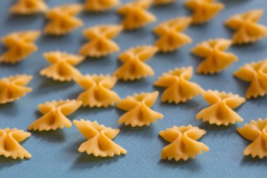 mavi arkaplanda farfalle makarna 