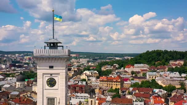 从无人机俯瞰利沃夫市政厅 — 图库视频影像