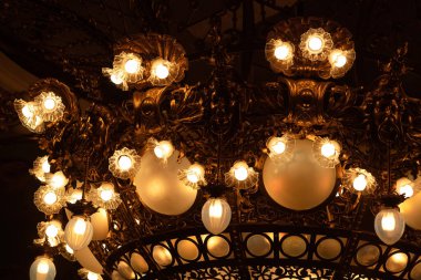 Tiyatroda avizeye yakın çekim