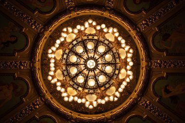 Tiyatroda avizeye yakın çekim