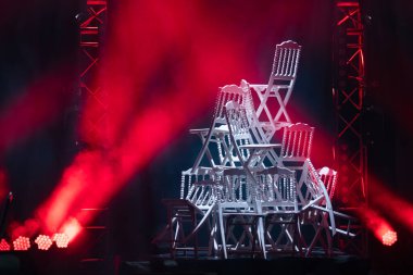 Sahnede beyaz sandalyeler piramidi