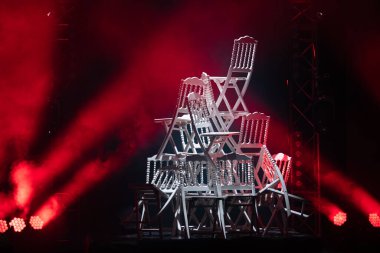 Sahnede beyaz sandalyeler piramidi