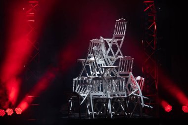 Sahnede beyaz sandalyeler piramidi