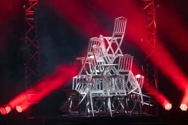 Sahnede beyaz sandalyeler piramidi